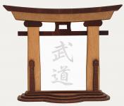 Tanno Design® Japan Torii Tor Hisa mit Kanji 06 - Budo - japanisches Standbild birnbaum/nussbraun