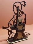 Samurai Figur Präsent - mit Silhouette Samurai - für Schüler, Trainer, Lehrer Dojo aus Holz birnbaum/braun