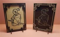 Tanno Design® Japan Stand- und Wandbild mit Figur Samurai - Handarbeit Holz in Holz Nussbraun/Birnbaum