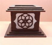 Tanno Design® Japan Kerzenhalter Blume des Lebens  klein mit Teelichtfunktion nussbraun