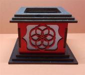 Tanno Design® Japan Kerzenhalter Blume des Lebens klein mit Teelichtfunktion schwarz/rot